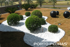 Forração-do-canteiro-do-jardim-em-seixo-branco